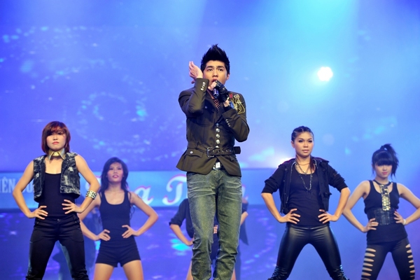 HLV The Voice hát cùng BGK Vietnam Idol