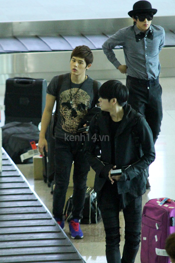 Nh&oacute;m ZE:A v&agrave; JB si&ecirc;u nhắng nh&iacute;t tại s&acirc;n bay T&acirc;n Sơn Nhất 10