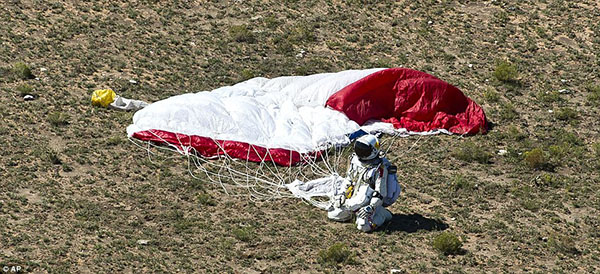 Felix Baumgartner nhảy dù thành công từ tầng bình lưu