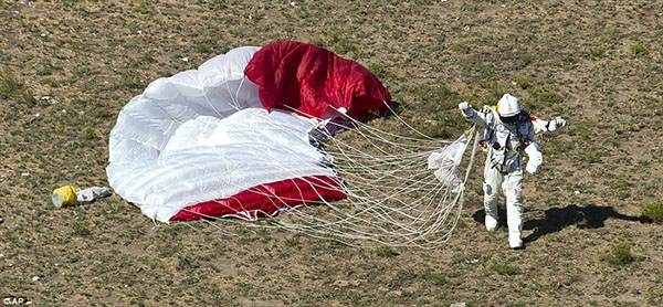 Felix Baumgartner nhảy dù thành công từ tầng bình lưu