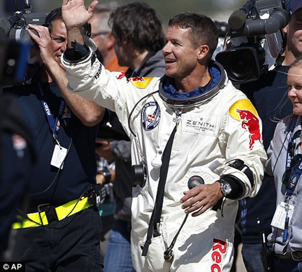 Felix Baumgartner nhảy dù thành công từ tầng bình lưu