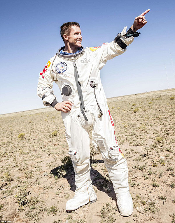 Felix Baumgartner nhảy dù thành công từ tầng bình lưu