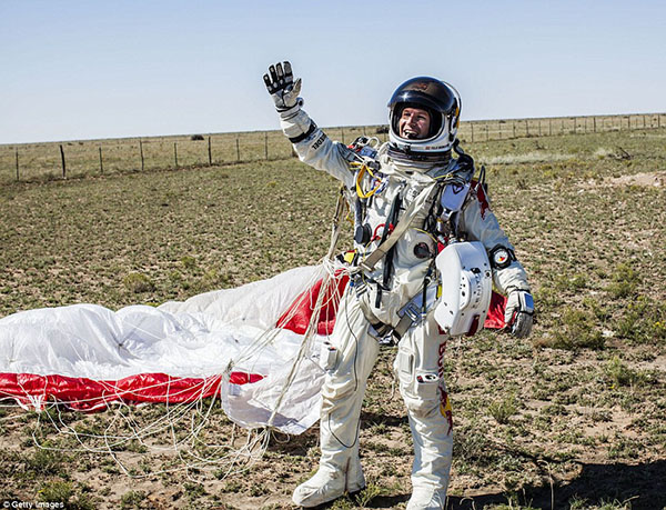 Felix Baumgartner nhảy dù thành công từ tầng bình lưu