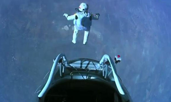 Felix Baumgartner nhảy dù thành công từ tầng bình lưu