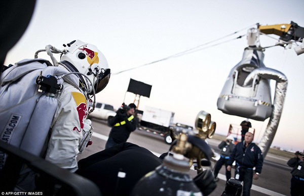 Felix Baumgartner nhảy dù thành công từ tầng bình lưu