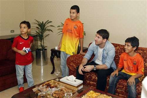 Messi bất ngờ bị "dí súng" vào đầu 3