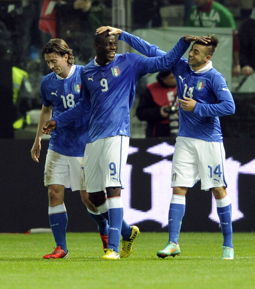 Italia - Ph&aacute;p: Ngược d&ograve;ng tr&ecirc;n s&acirc;n kh&aacute;ch 1