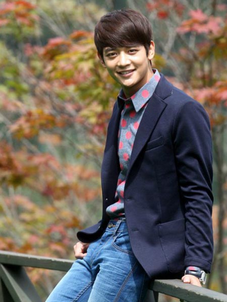 minho-bi-tan-cong-vi-dam-hon-sulli