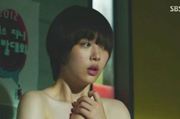 sulli-khon-don-vi-bi-lay-cap-quan-ao