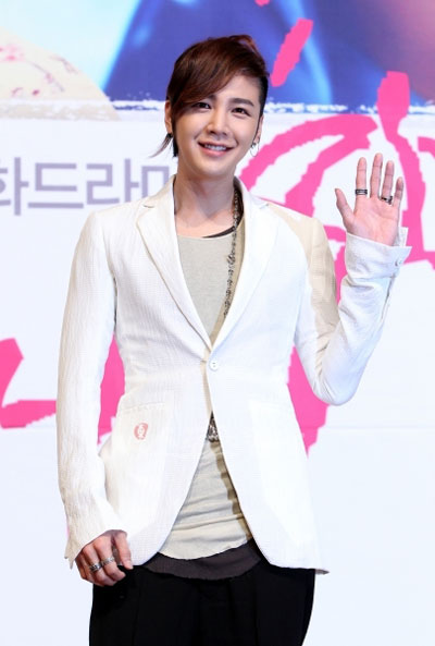 Jang Geun Suk phủ nhận chuyện đóng "Gangnam Style" 2