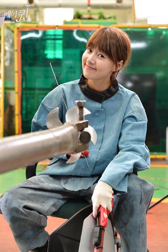 Han Ji Hye trổ tài sửa máy móc cực siêu 1