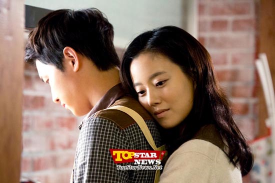 Song Joong Ki suýt ngã ngửa vì hôn người đẹp 4