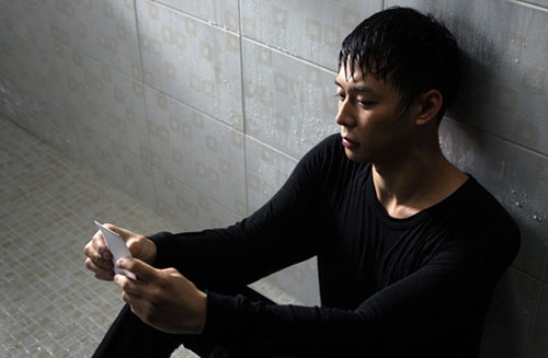 Park Yoo Chun ướt sũng trong ph&ograve;ng tắm 1