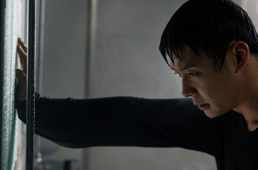 Park Yoo Chun ướt sũng trong ph&ograve;ng tắm 2