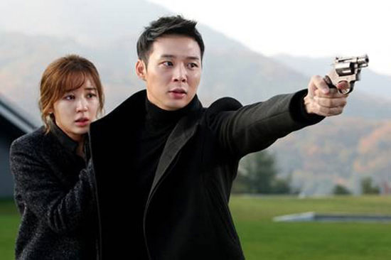 Park Yoo Chun ướt sũng trong ph&ograve;ng tắm 3