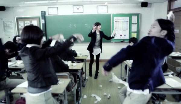 "Cô giáo" Jang Na Ra ngỡ ngàng hứng mưa giấy 4