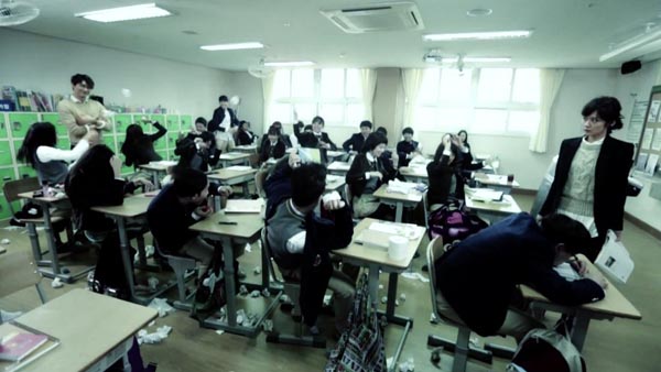 "Cô giáo" Jang Na Ra ngỡ ngàng hứng mưa giấy 8