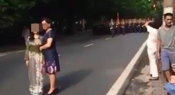 Hai phụ nữ