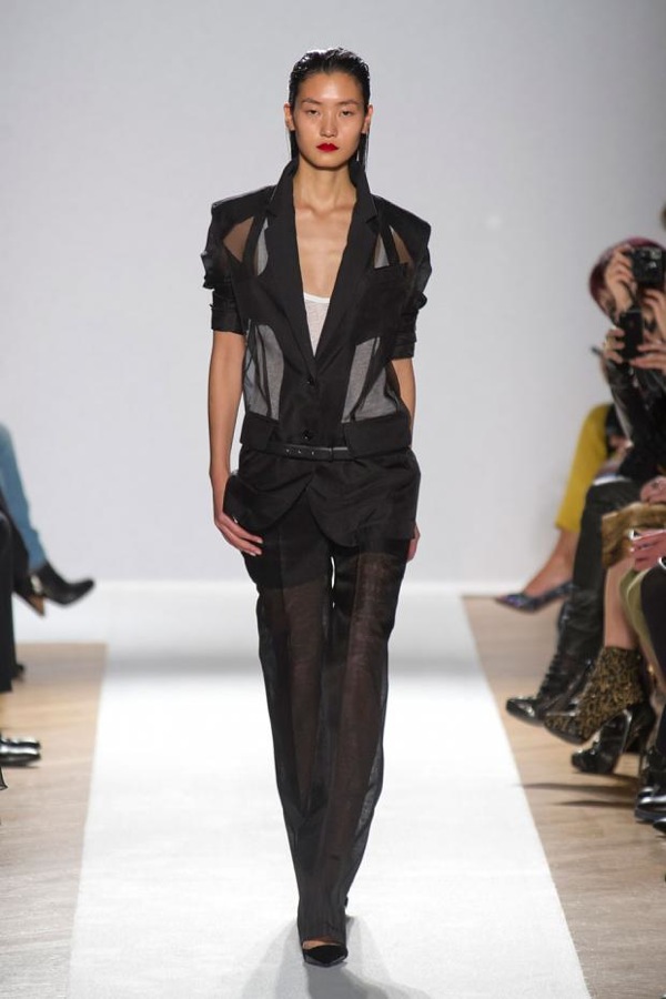 ntk-goc-viet-tao-dau-an-tai-paris-fashion-week