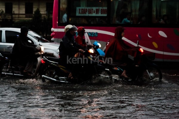 ha-noi-mua-lon-khien-nhieu-tuyen-duong-bi-ngap