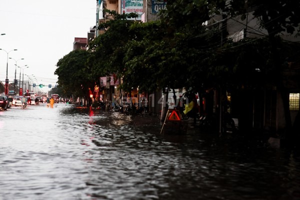 ha-noi-mua-lon-khien-nhieu-tuyen-duong-bi-ngap