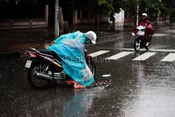 ha-noi-mua-lon-khien-nhieu-tuyen-duong-bi-ngap