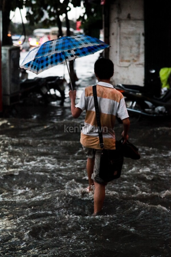 ha-noi-mua-lon-khien-nhieu-tuyen-duong-bi-ngap