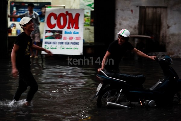 ha-noi-mua-lon-khien-nhieu-tuyen-duong-bi-ngap