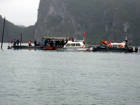 lat-xuong-tren-vinh-ha-long-5-du-khach-thiet-mang