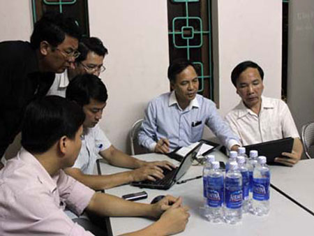 lat-xuong-tren-vinh-ha-long-5-du-khach-thiet-mang