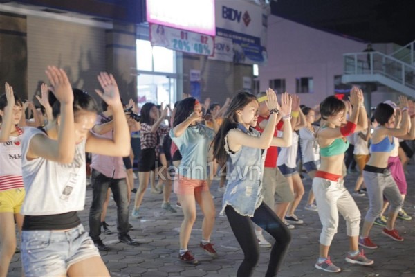 Giới trẻ H&agrave; Nội nhảy flashmob g&acirc;y &ldquo;n&aacute;o loạn&rdquo; đường phố