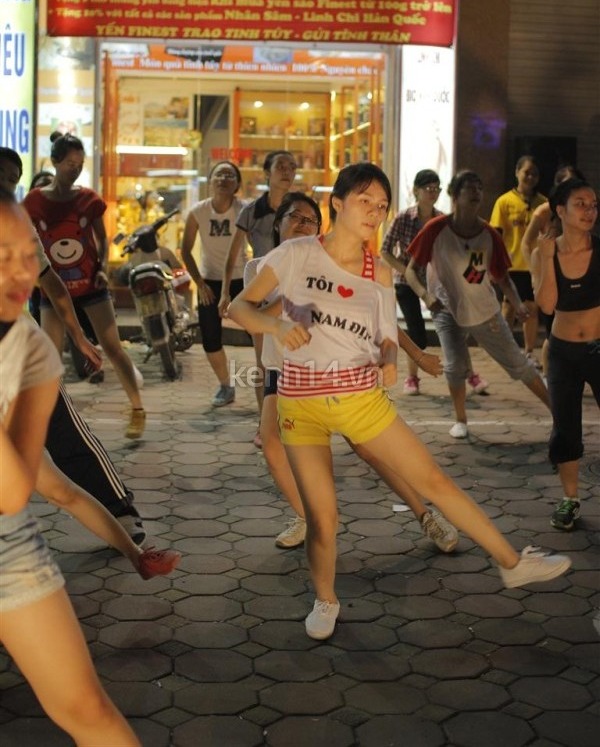 Giới trẻ Hà Nội nhảy flashmob gây “náo loạn” đường phố