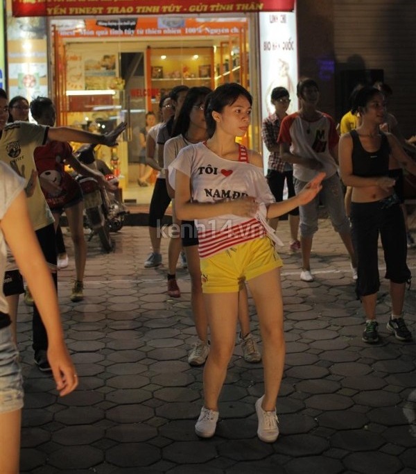 Giới trẻ H&agrave; Nội nhảy flashmob g&acirc;y &ldquo;n&aacute;o loạn&rdquo; đường phố