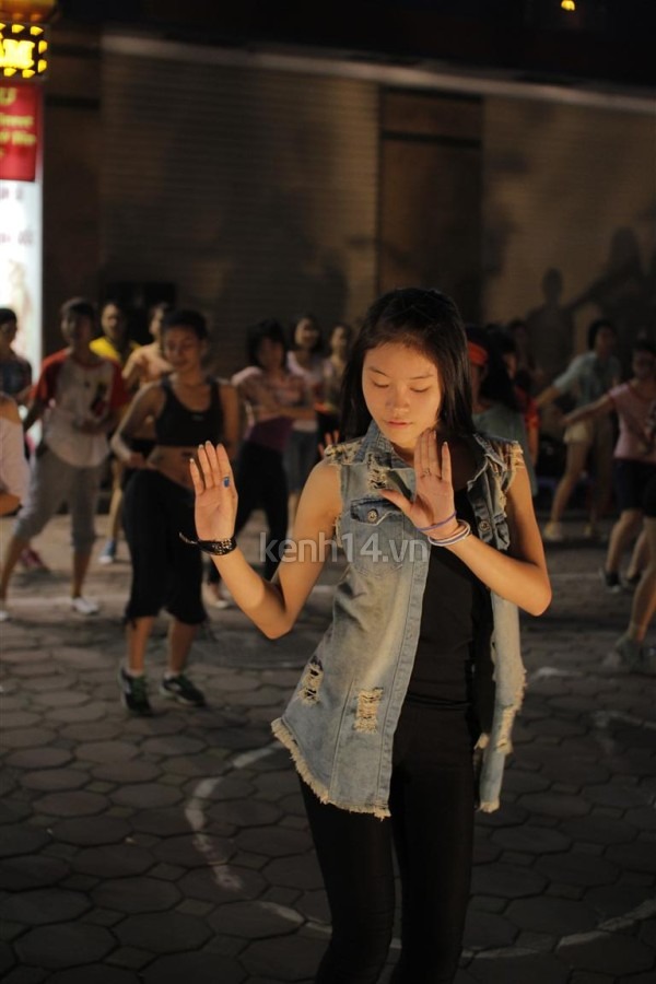 Giới trẻ H&agrave; Nội nhảy flashmob g&acirc;y &ldquo;n&aacute;o loạn&rdquo; đường phố