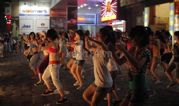 Giới trẻ H&agrave; Nội nhảy flashmob g&acirc;y &ldquo;n&aacute;o loạn&rdquo; đường phố