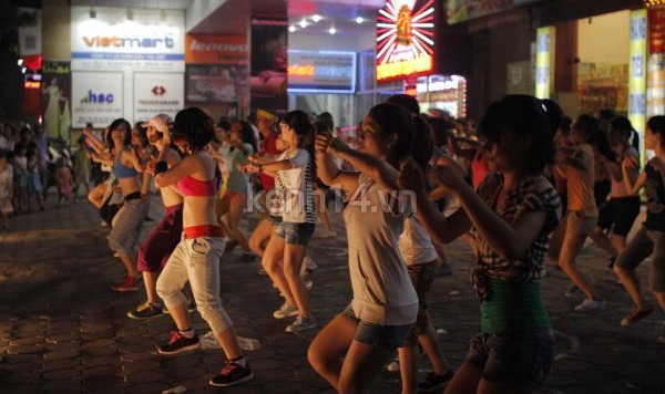 Giới trẻ Hà Nội nhảy flashmob gây “náo loạn” đường phố