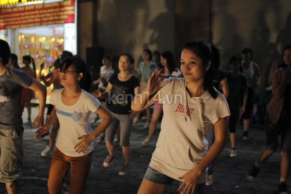 Giới trẻ H&agrave; Nội nhảy flashmob g&acirc;y &ldquo;n&aacute;o loạn&rdquo; đường phố