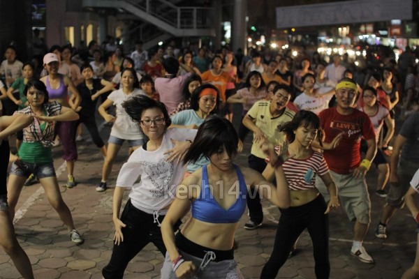 Giới trẻ H&agrave; Nội nhảy flashmob g&acirc;y &ldquo;n&aacute;o loạn&rdquo; đường phố