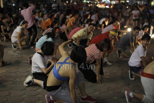 Giới trẻ H&agrave; Nội nhảy flashmob g&acirc;y &ldquo;n&aacute;o loạn&rdquo; đường phố