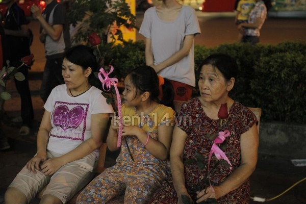 Giới trẻ H&agrave; Nội nhảy flashmob g&acirc;y &ldquo;n&aacute;o loạn&rdquo; đường phố