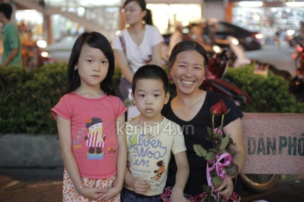 Giới trẻ H&agrave; Nội nhảy flashmob g&acirc;y &ldquo;n&aacute;o loạn&rdquo; đường phố