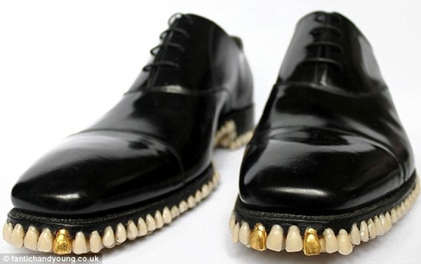 Kỳ quái đôi giày mọc... răng vàng