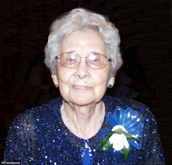 Cụ bà 105 tuổi vẫn thích dùng Facebook 1