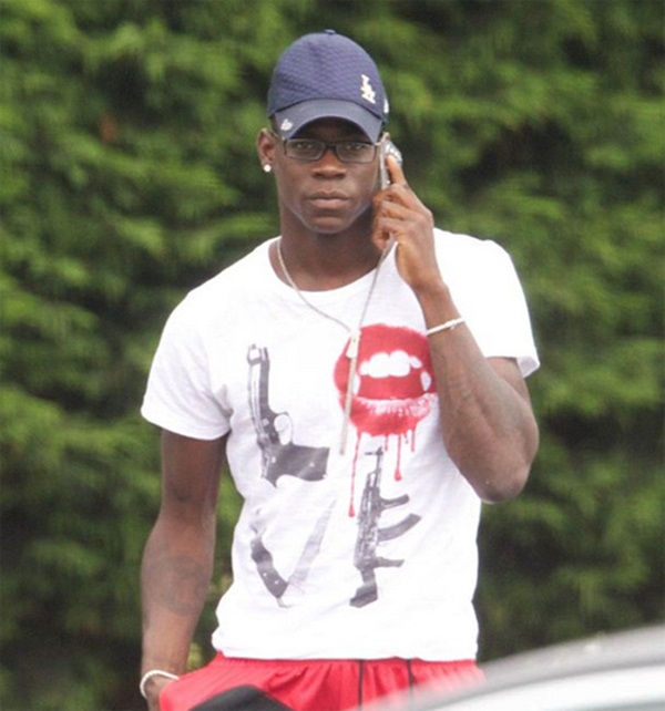 Balotelli gây sốt với tai nghe... hồng tại sân bay 6