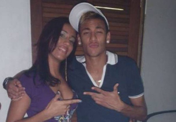 Xuất hiện ảnh Neymar mặn nồng bên tình mới 4