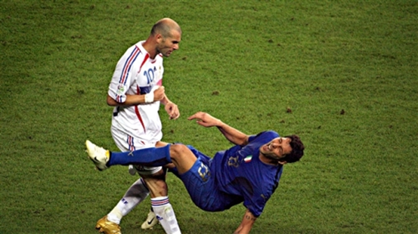 Materazzi chụp ảnh kỷ niệm cùng tượng “thiết đầu công”  nổi tiếng 1