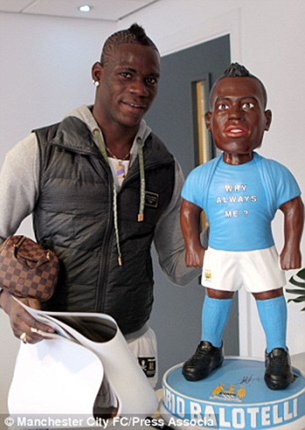 Balotelli "fake" làm náo loạn thành Manchester 1