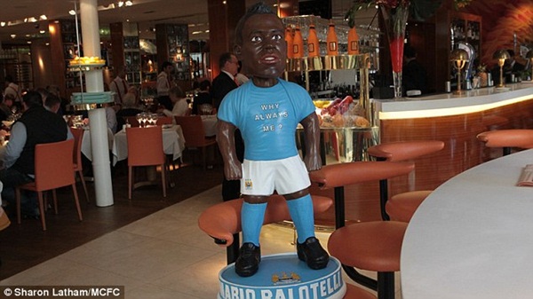 Balotelli "fake" làm náo loạn thành Manchester 4