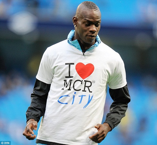 Balotelli "fake" làm náo loạn thành Manchester 7