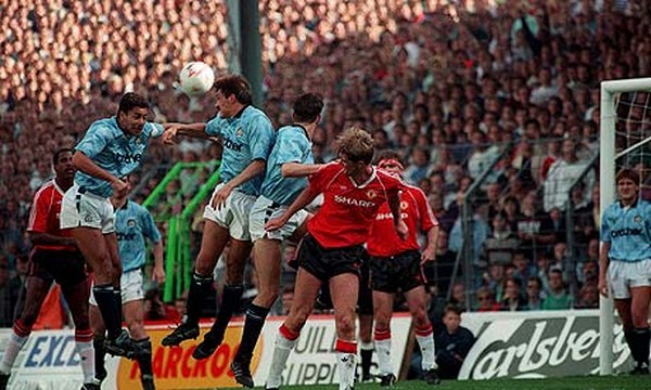 Những khoảnh khắc quá khứ ấn tượng của derby thành Manchester 15